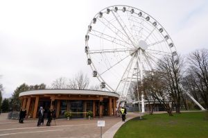 panorāmas rats ar apmeklētājiem atklāšanas dienā