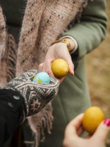 Lieldienu olu sišanās triju cilvēku rokās