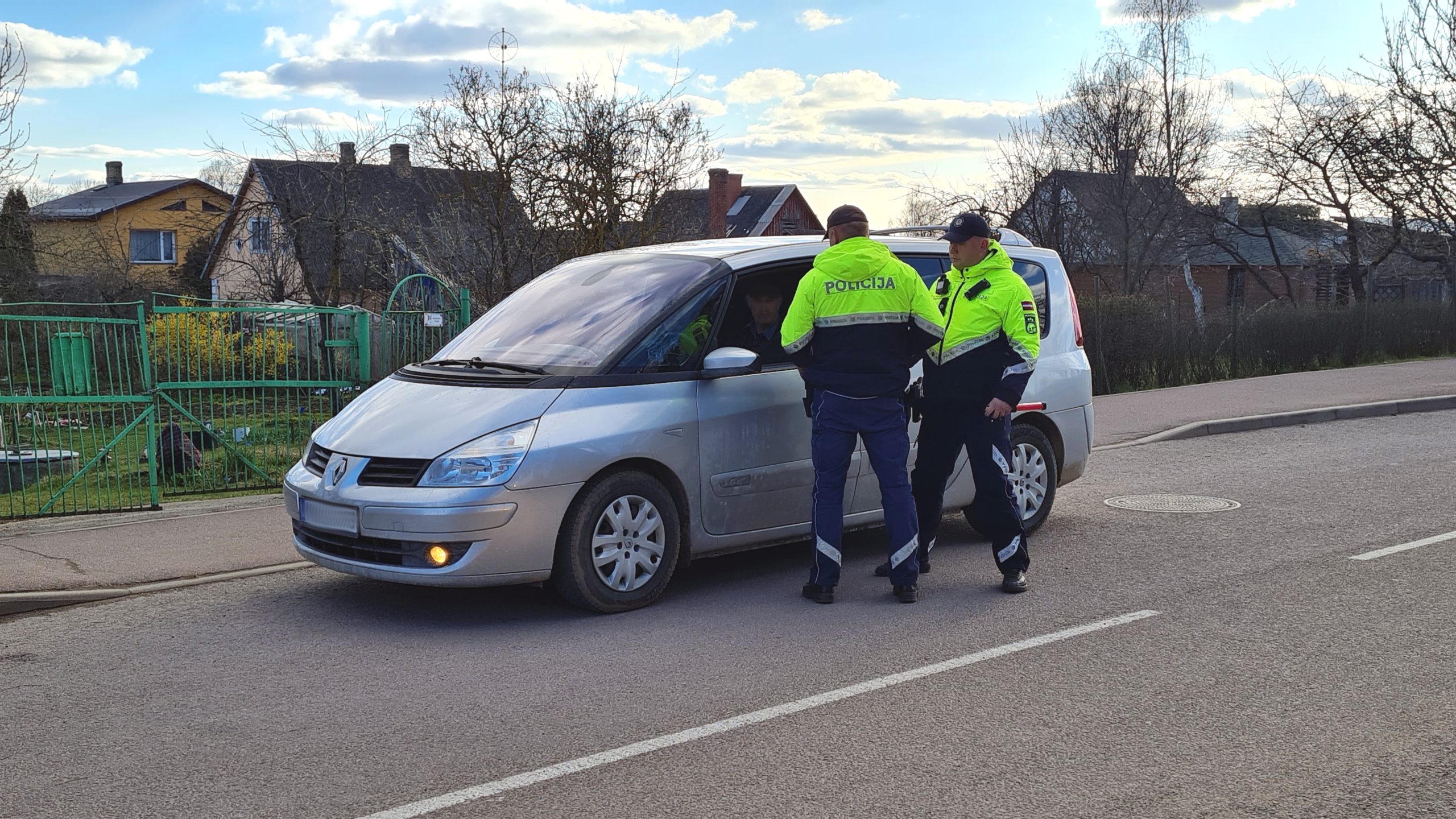 Policijas reids Jēkabpilī – policisti pārbauda autovadītāju