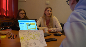 Jaunieši piedalās ideju darbnīcā par aprites ekonomiku.