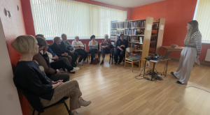 Feldšere vada tikšanos ar iedzīvotājiem Ciblas bibliotēkā
