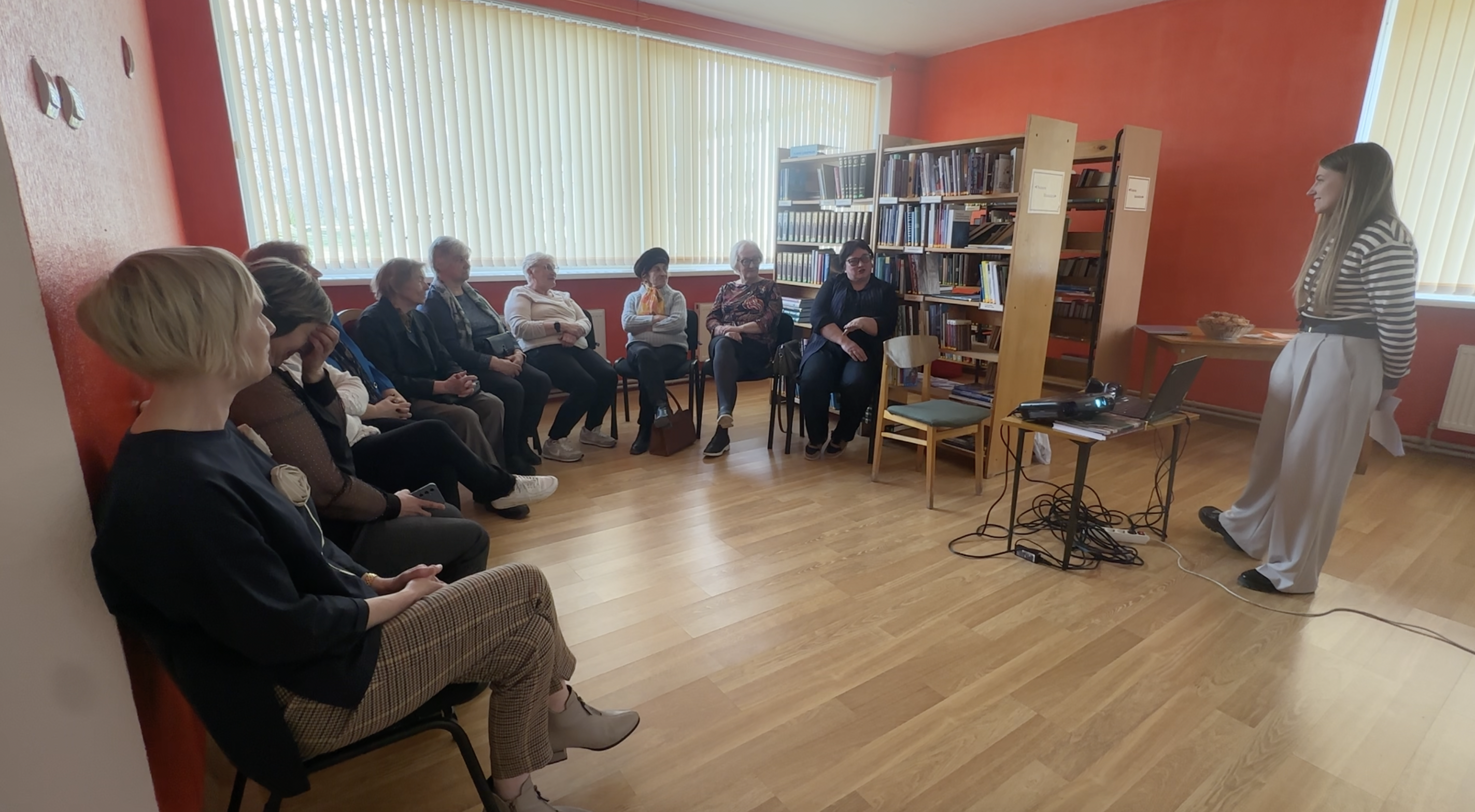 Feldšere vada tikšanos ar iedzīvotājiem Ciblas bibliotēkā