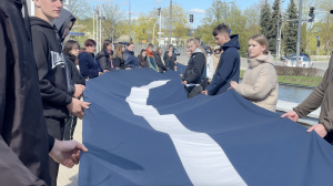 Jaunieši tur lielu karogu godināšanas pasākumā Rēzeknē