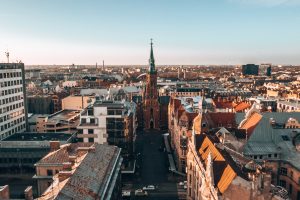 Rīgas pilsētas panorāma ar Svētās Ģertrūdes baznīcas torni.