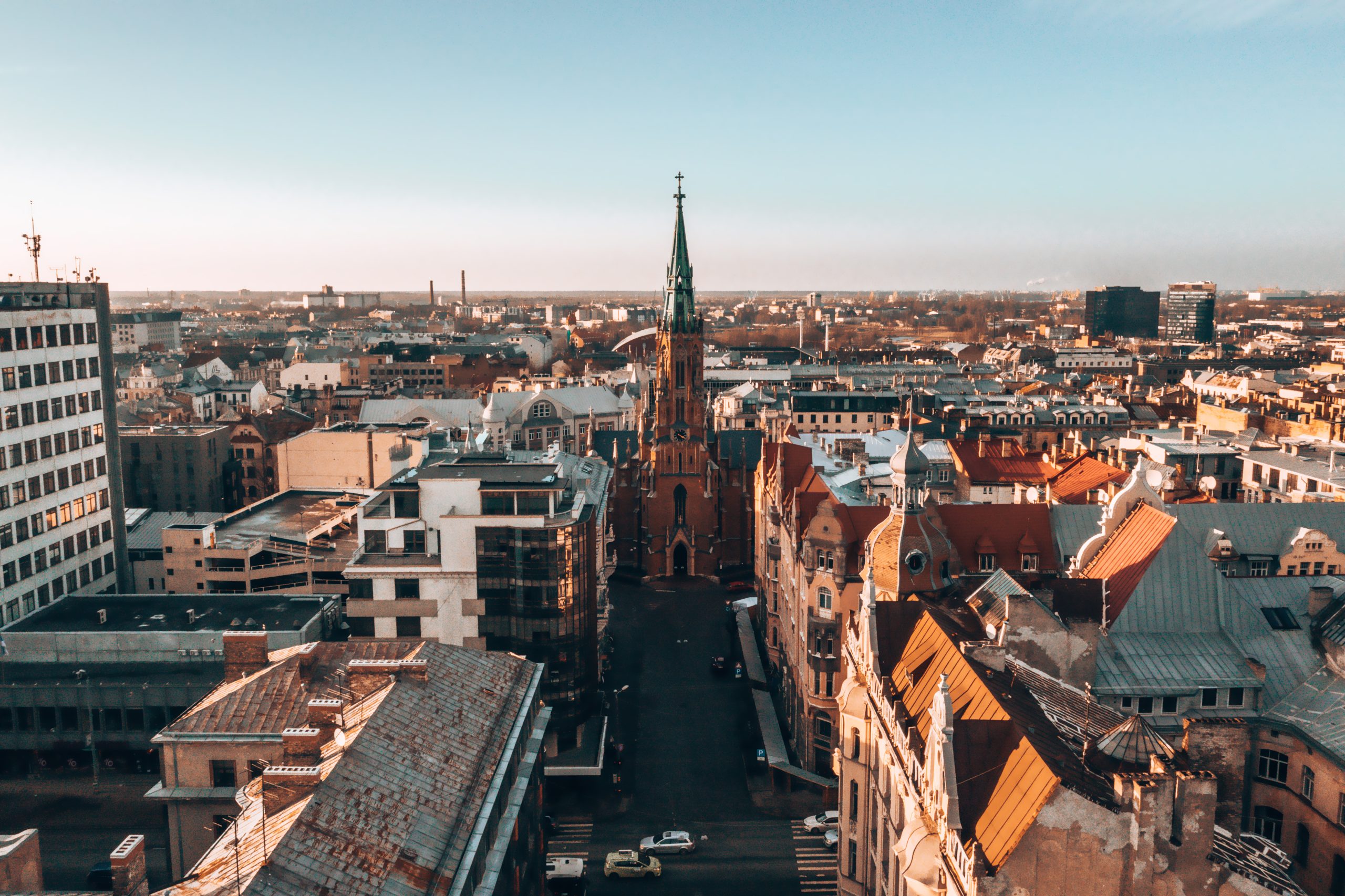 Rīgas pilsētas panorāma ar Svētās Ģertrūdes baznīcas torni.