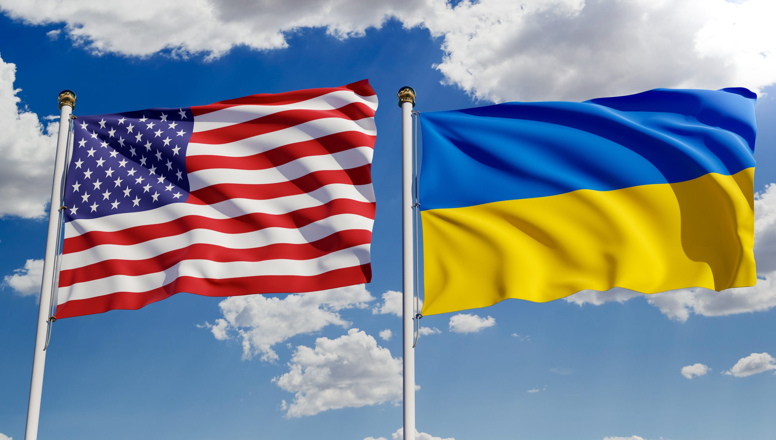 ASV un Ukrainas karogi debesu fonā