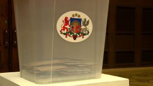 Latvijas vēlēšanu urnas ar valsts ģerboni