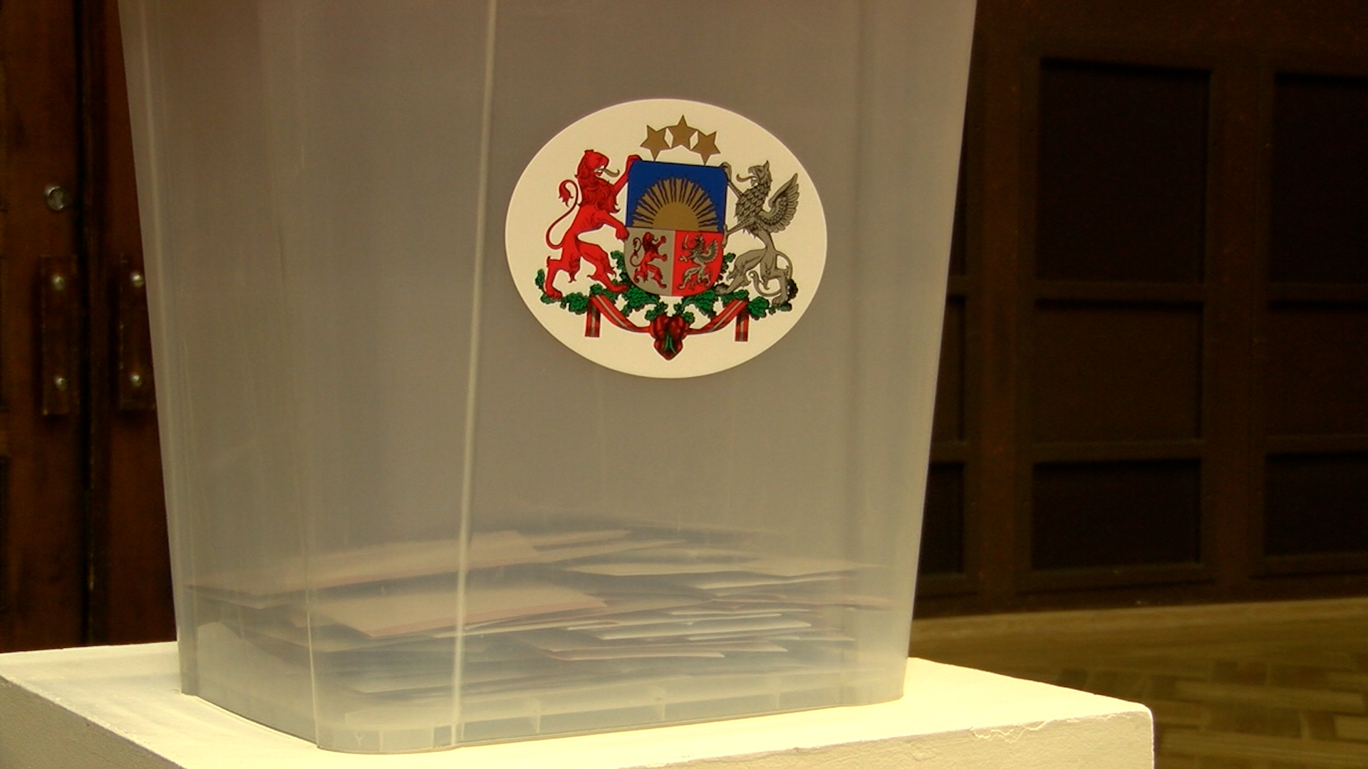 Latvijas vēlēšanu urnas ar valsts ģerboni