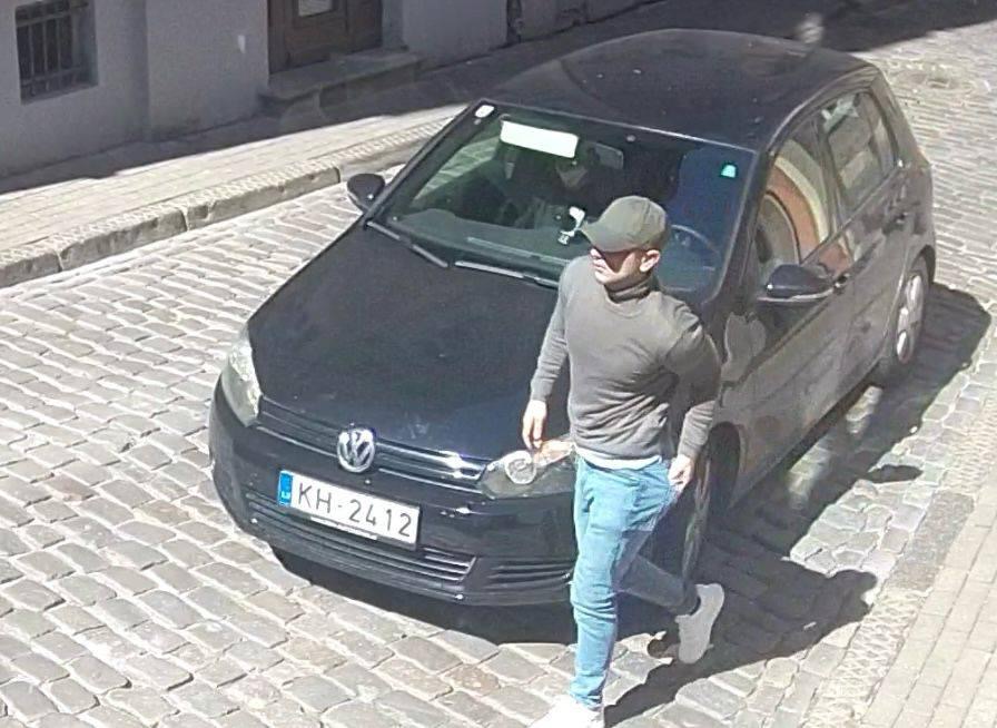 Persona izkāpj no automašīnas uz bruģētas ielas