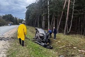 Apgāzusies automašīna ceļa malā pēc smaga satiksmes negadījuma