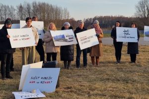 Cilvēki protestē pret kravu pārvadājumiem uz Krieviju