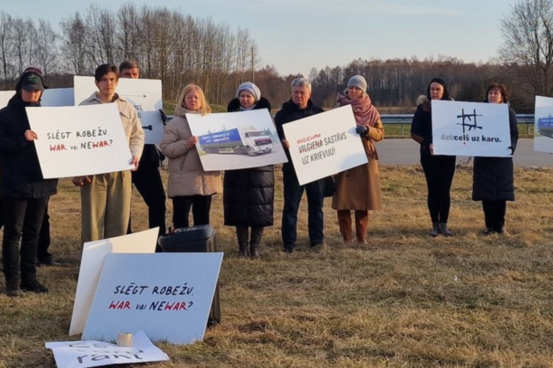 Cilvēki protestē pret kravu pārvadājumiem uz Krieviju