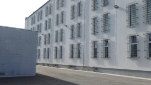 Valmieras cietuma ēka ar restotiem logiem