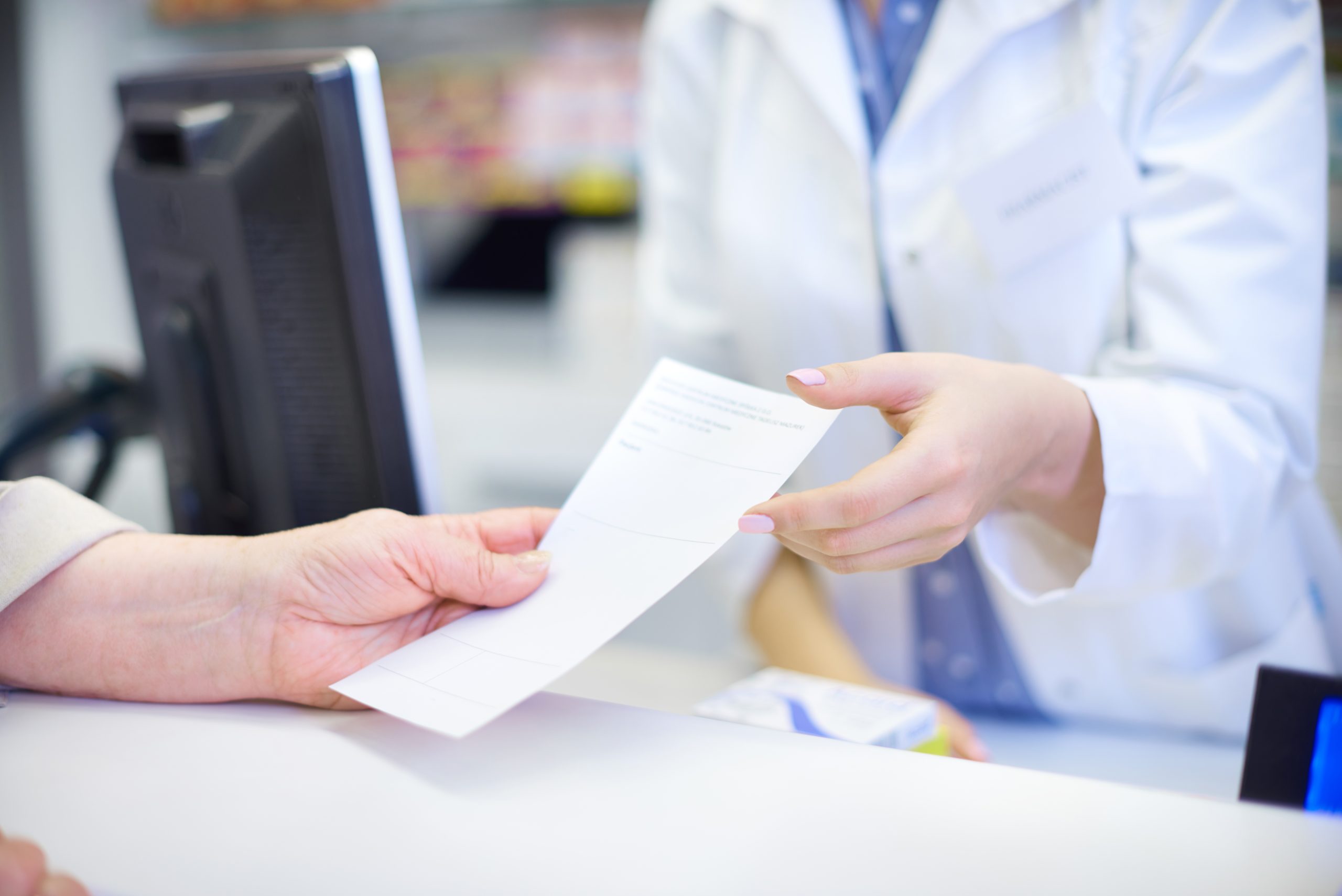 Farmaceite aptiekā pieņem no klienta recepti medikamentu iegādei.