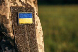 Ukraiņu karoga izvietojums uz militārās formas tērpa pleca.