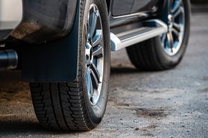 stāvoša automobiļa riepa