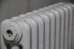 Baltas krāsas čuguna radiators tuvplānā