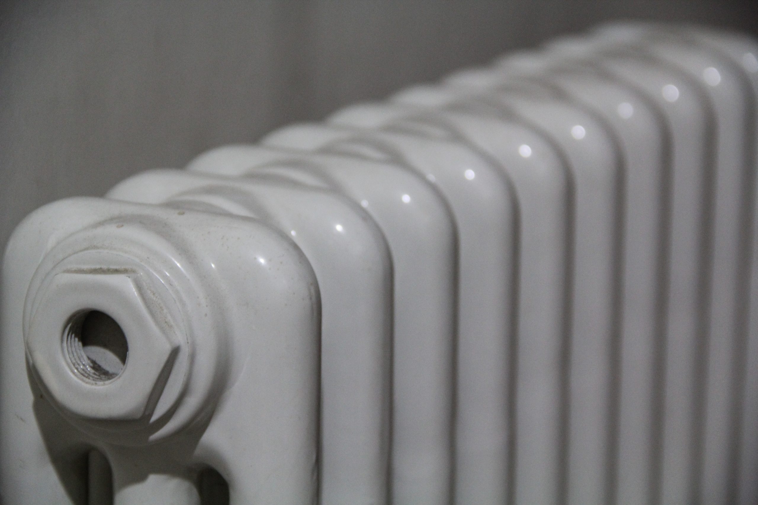 Baltas krāsas čuguna radiators tuvplānā