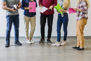 Skolēni ar kladēm rokās karjeras izglītības pasākumā