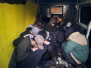 Cilvēku grupa noslēgusies mikroautobusa kravas telpā pēc robežsargu aizturēšanas.