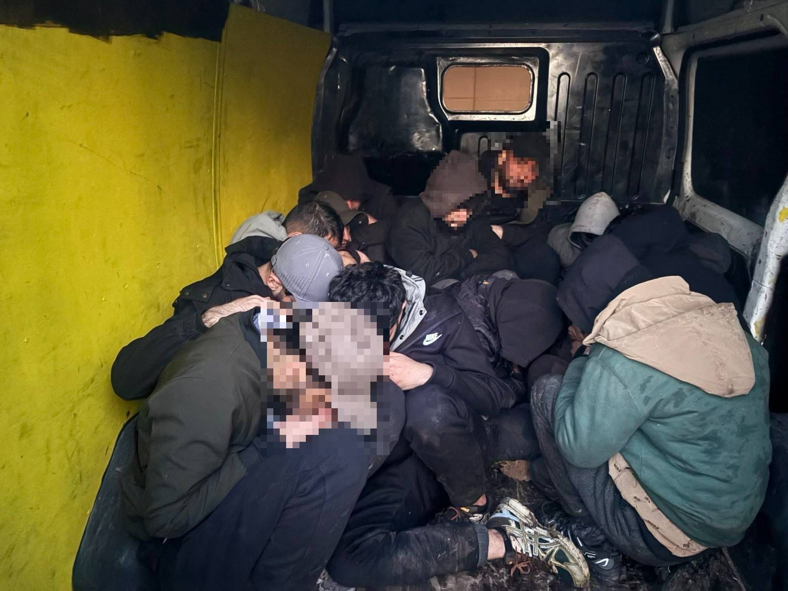 Cilvēku grupa noslēgusies mikroautobusa kravas telpā pēc robežsargu aizturēšanas.