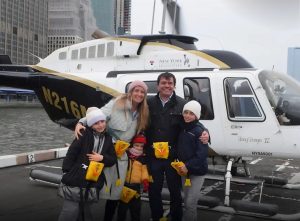 Ģimene pozē pie helikoptera Ņujorkā pirms lidojuma
