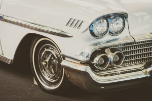 Retro automašīnas priekšpuse ar hromētu buferi un lukturiem