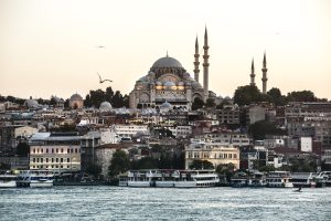 Stambulas panorāma ar mošeju un kuģiem Bosfora šaurumā