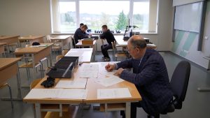 Skolēni un žūrijas dalībnieks profesionālās izglītības iestādes klasē konkursa laikā