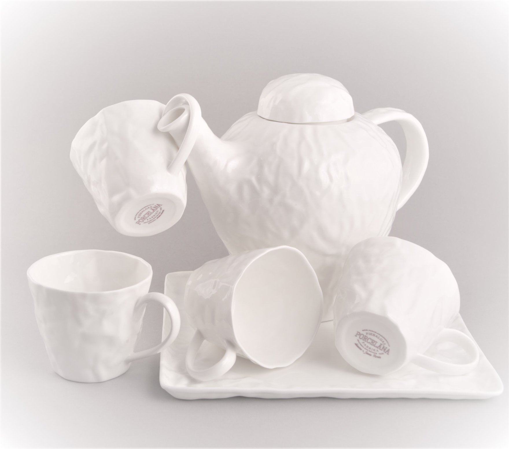 Balts porcelāna komplekts ar tējkannu un četrām krūzēm