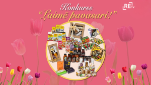 Konkursa "Laimē pavasari!" reklāmas attēls ar dažādiem balvu komplektiem uz rozā fona ar tulpēm.