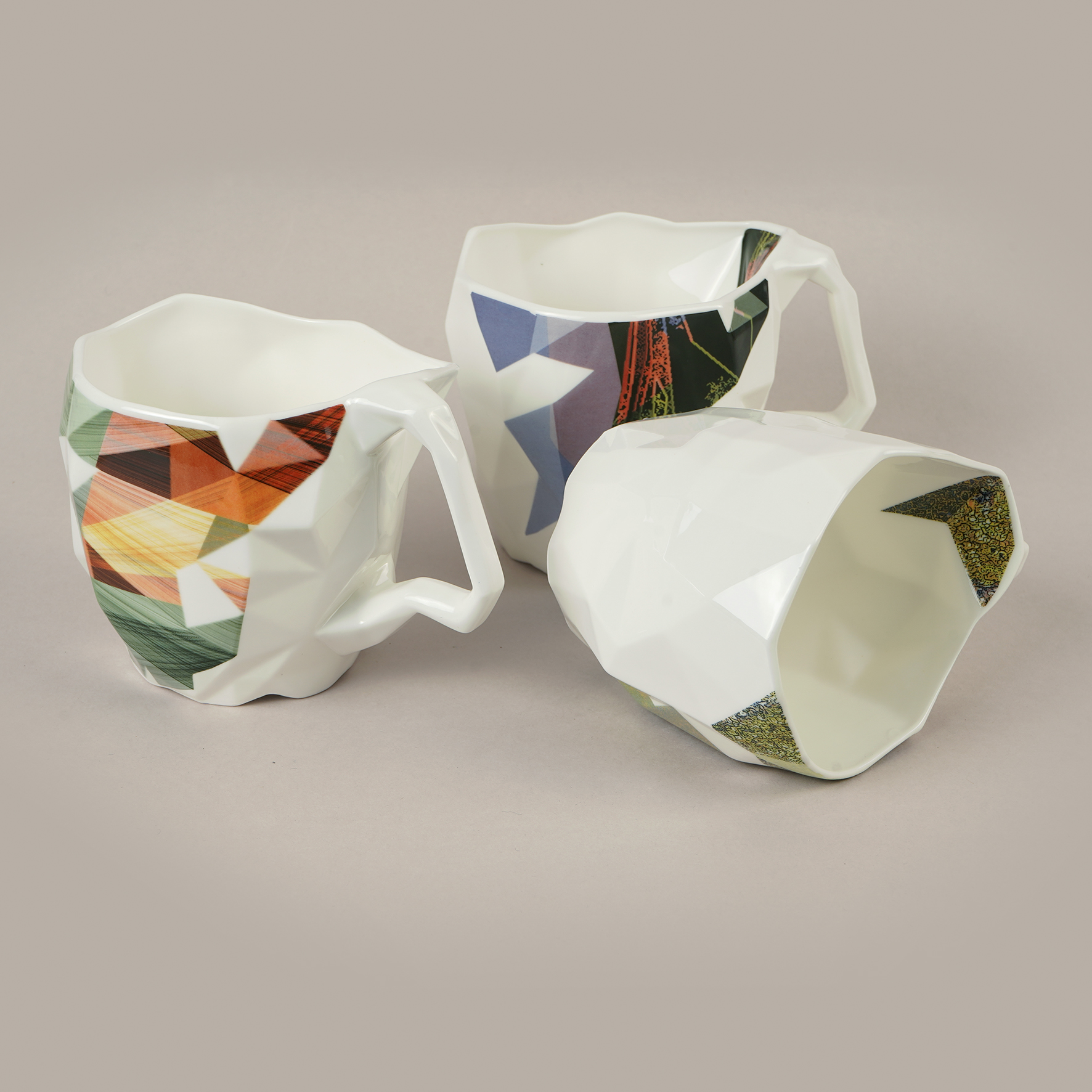 Trīs porcelāna krūzes ar krāsainiem ģeometriskiem rakstiem