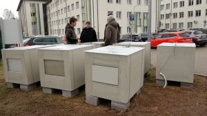 Skolēni pie solārajiem kubiem pie skolas