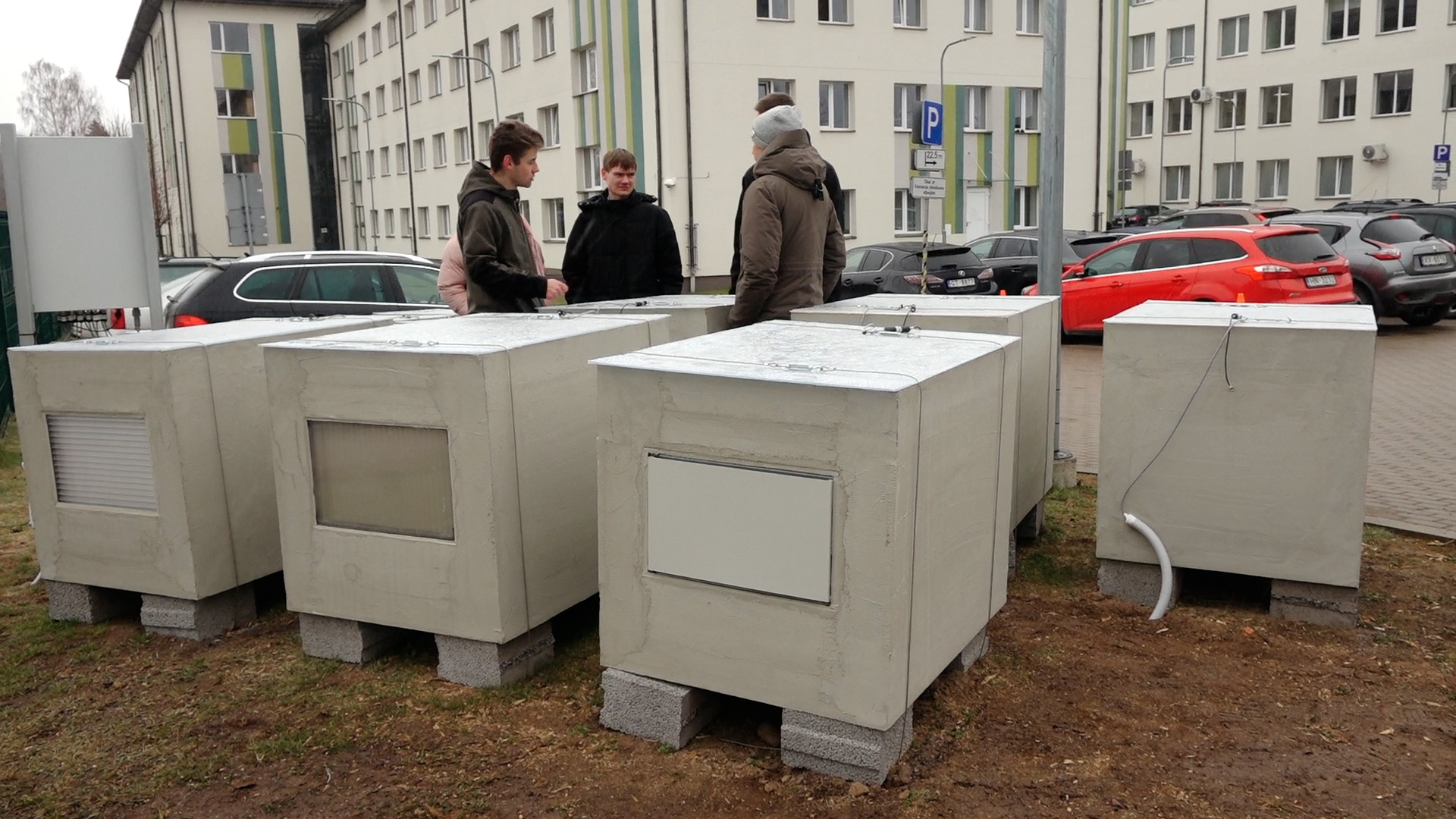 Skolēni pie solārajiem kubiem pie skolas