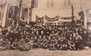 Vēsturiska fotogrāfija no Pirmā Latgales kongresa ar lielu dalībnieku grupu un karogiem