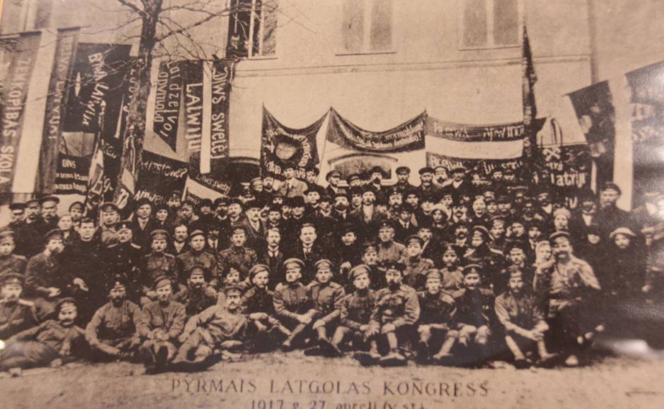 Vēsturiska fotogrāfija no Pirmā Latgales kongresa ar lielu dalībnieku grupu un karogiem
