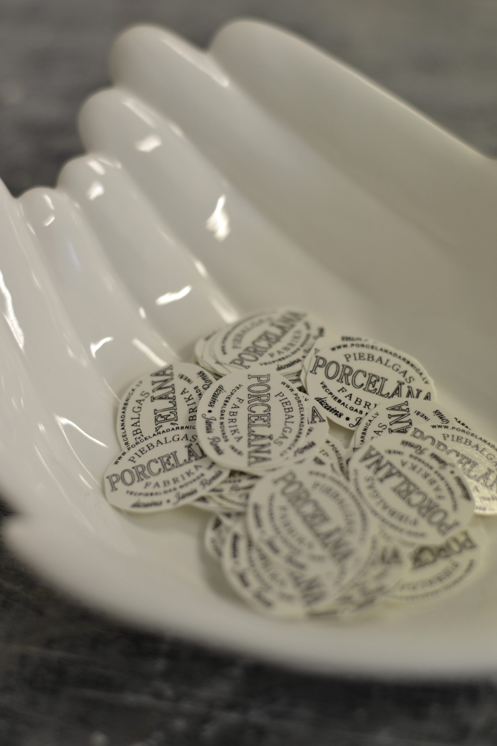 Piebalgas Porcelāna Fabrikas uzlīmes baltā traukā