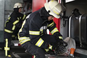 Ugunsdzēsēji gatavojas izbraukumam, pārbaudot aprīkojumu