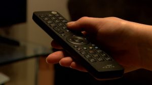 Roka tur televīzijas pulti tuvplānā