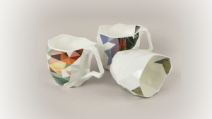 Trīs porcelāna krūzes ar krāsainiem ģeometriskiem rakstiem