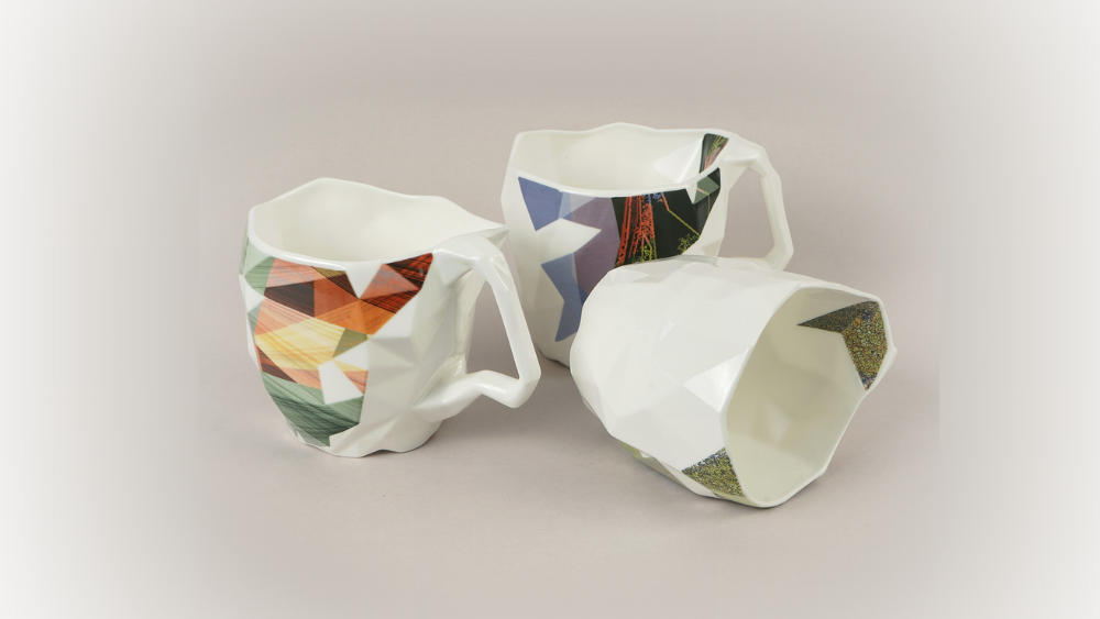 Trīs porcelāna krūzes ar krāsainiem ģeometriskiem rakstiem