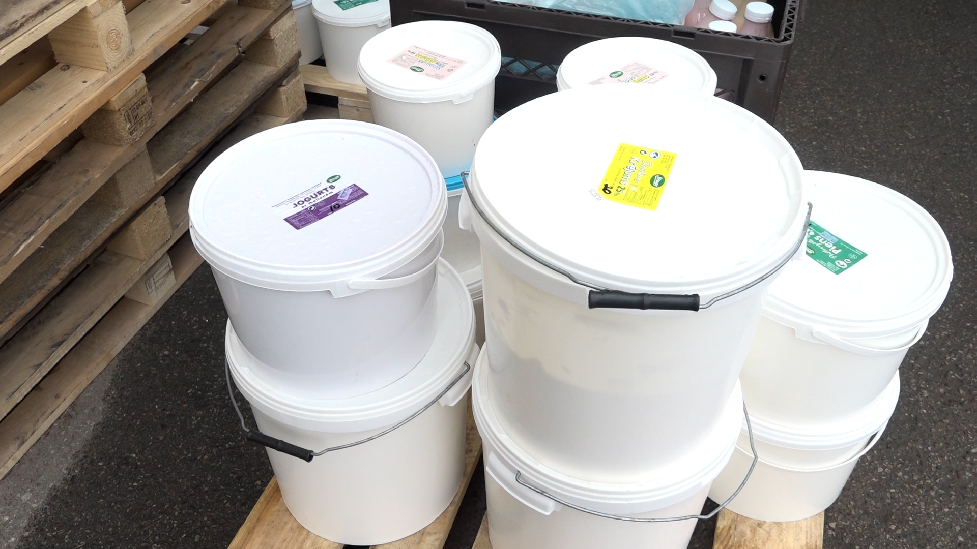 Baltas plastmasas tvertnes ar 