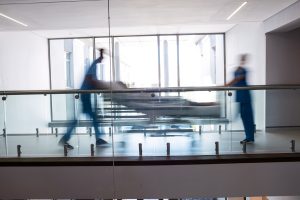 Mediķi steidz nogādāt pacientu uz operāciju zāli slimnīcā.