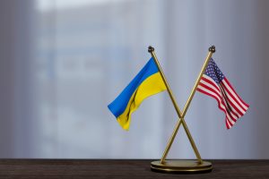 Ukrainas un ASV karodziņi krustoti uz galda