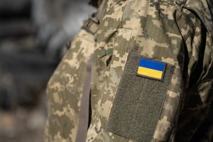 Ukrainas karogs uz militāras formas piedurknes