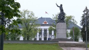 Rēzeknes piemineklis un pilsētas domes ēka pavasarī