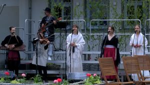 Folkloras mūziķu uzstāšanās uz brīvdabas skatuves ar latviešu tautas instrumentiem