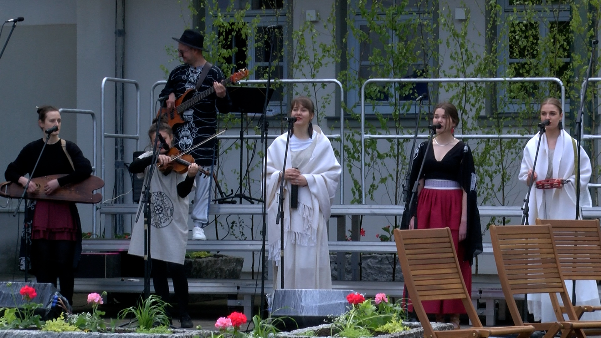 Folkloras mūziķu uzstāšanās uz brīvdabas skatuves ar latviešu tautas instrumentiem