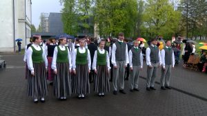 Jauniešu tautas deju kolektīvs uzstājas lietainā brīvdabas pasākumā