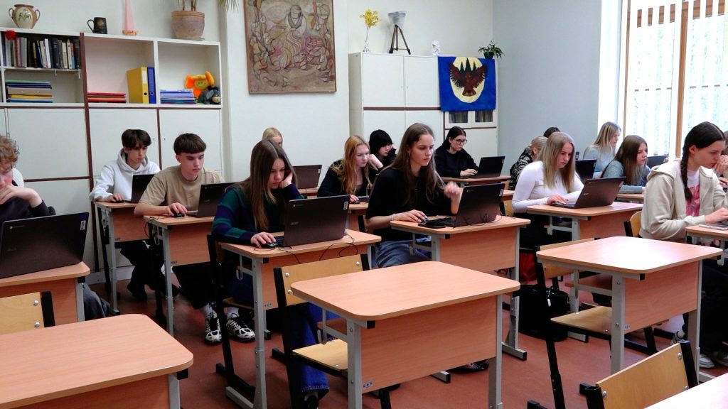 Skolēni klasē pie datoriem pilda Eiropas eksāmenu